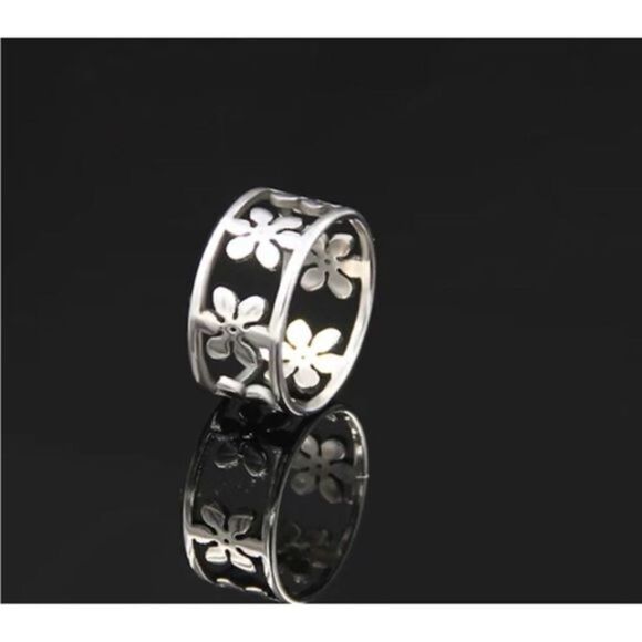 Stainless Steel Five Petal Cut Out Ring New in Gift Box - Picture 5 of 5